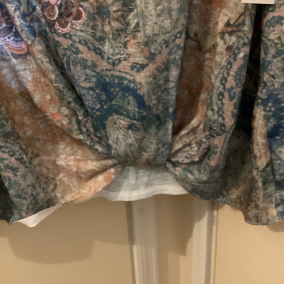 Time And Tru Size XXL (20) Multi Floral Front Twist Sublimation Top - Picture 5 of 7